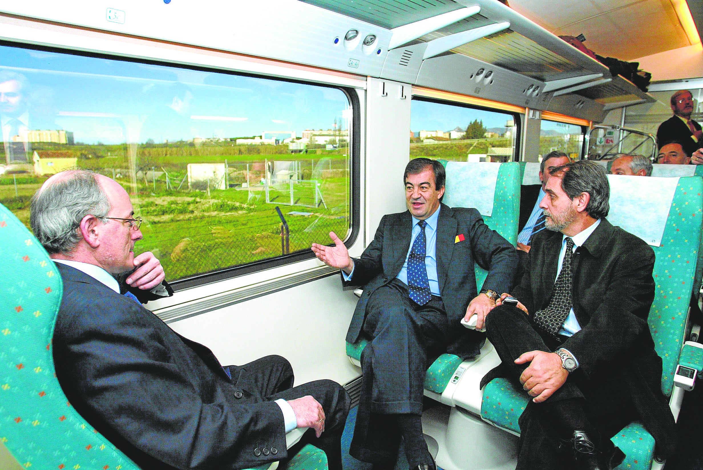 Imagen principal - Francisco Álvarez Cascos ha tenido tres etapas claves en su trayectoria vital. La primera dentro del Gobierno de José María Aznar, donde fue vicepresidente y ministro de Fomento (en la imagen superior en el primer viaje en AVE entre Zaragoza y Huesca, en 2003). La segunda como presidente de Asturias (arriba, a la derecha, en su investidura junto a Vicente Álvarez Areces, en 2011). Y la tercera, su tercer matrimonio, con la galerista María Porto, con la que aparece bajo estas líneas.