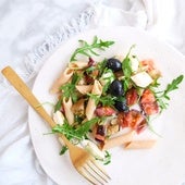 Ensalada de pasta con berenjena asada: una receta fácil y ligera