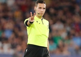 Hernández Maeso, árbitro del Betis - Valladolid, con Del Cerro Grande en el VAR