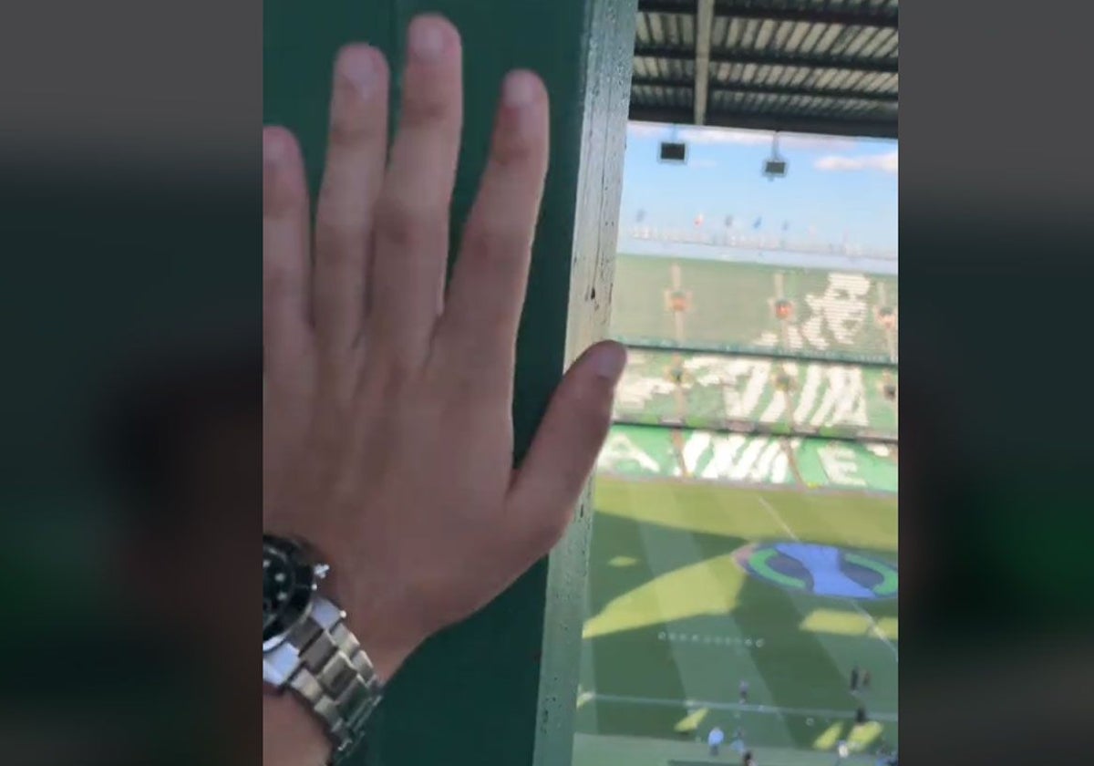 El tiktoker Manolillo enseña la viga que desde ese asiento de Voladizo impide ver con normalidad un partido en el Villamarín