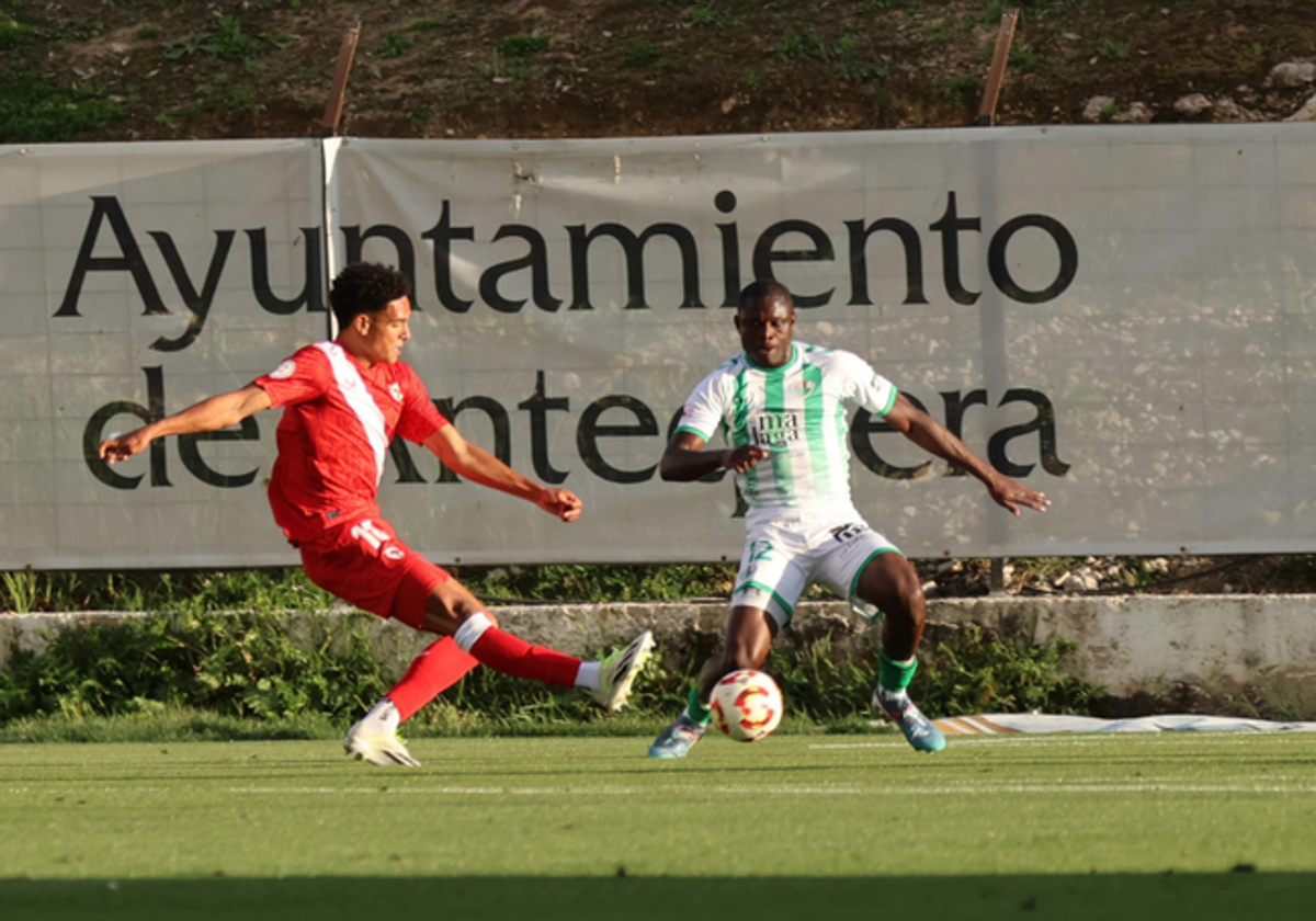 El sevillista Mateo Mejía disputa un balón con el jugador del Antequera Fomeyen