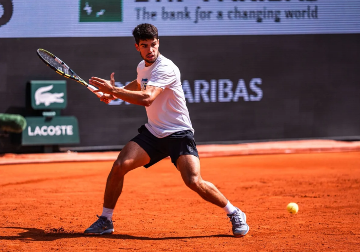 Carlos Alcaraz, en un entrenamiento en Roland Garros