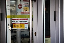 Cuándo se cobra el paro en abril: la fecha en Caixabank, ING, Santander, BBVA y resto de bancos
