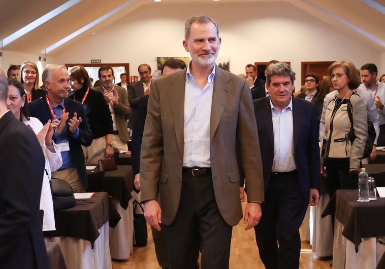 Felipe VI asiste a una mesa redonda sobre opinión, redes sociales y polarización