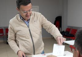 Gallardo sucede a Fernández Vara como líder del PSOE de Extremadura tras derrotar a la candidata de Sánchez