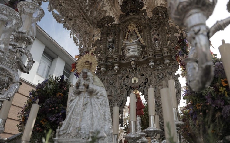 Imagen principal - Detalle del simpecado del Rocío de la Macarena arriba, la carreta de El Cerro a la izquierda y Sevilla Sur por el parque de María Luisa a la derecha
