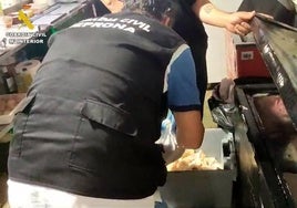 Incautan más de 130 kilos de alimentos en mal estado en la Feria de Chiclana