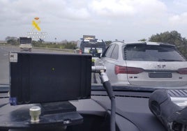 Cazan a un conductor ebrio a 144 kilómetros por hora en una zona de 60 que huyó y puso en peligro a otros vehículos