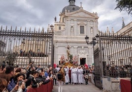 La lluvia impide completar la devoción de Medinaceli en Madrid