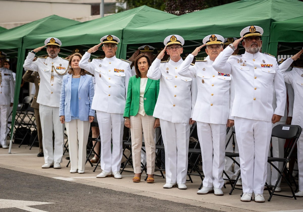 El Jefe de Estado Mayor de la Defensa (Jemad), almirante general Teodoro López Calderón, junto a la ministra de Defensa, Margarita Robles, y altos cargos de la Armada