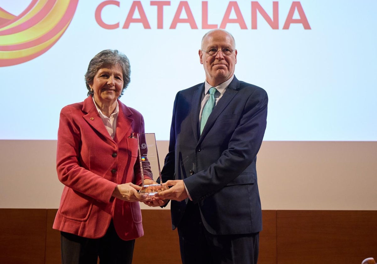 Elda Mata, presidenta de SCC, y Jordi Canal, durante la entrega del premio