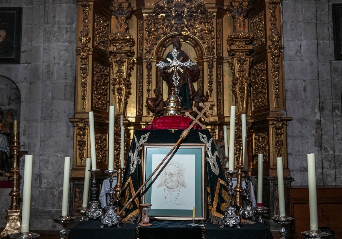 Catafalco funerario colocado en la Catedral de Valladolid