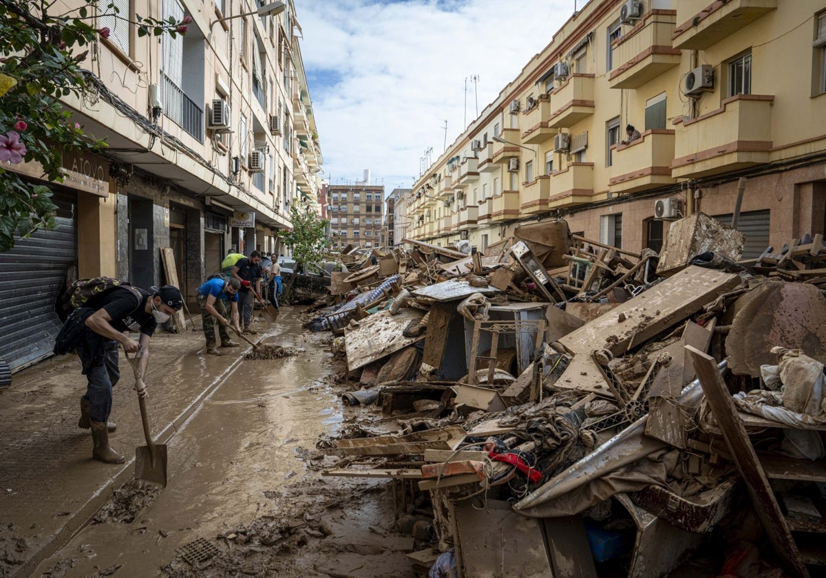 Imagen de enseres acumulados en la calle en Paiporta (Valencia) tras la catastrófica dana
