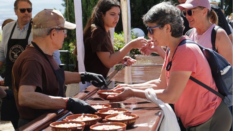 Miles de personas se toman las tradicionales habas en las Ermitas de Córdoba