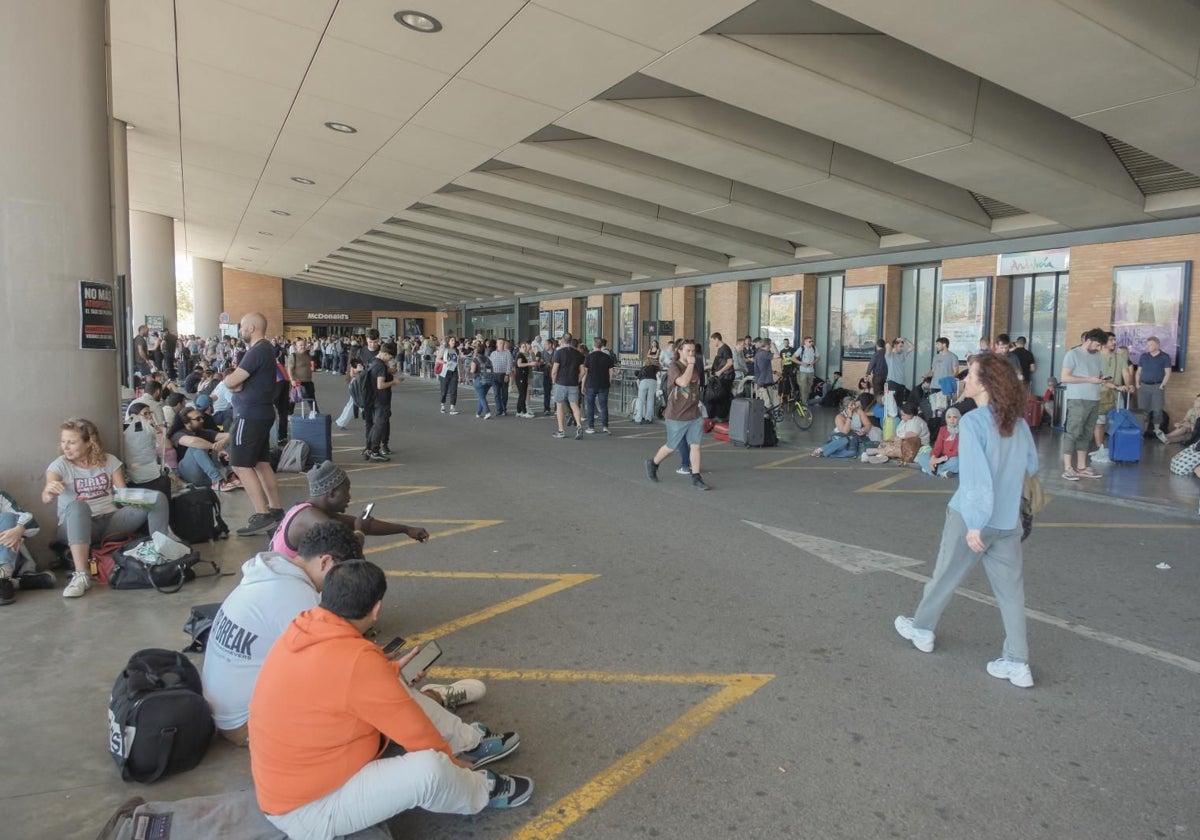Usuarios de la estación de Santa Justa, en la puerta de la terminal sevillana