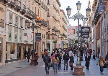 Se desprende la cornisa de un balcón en plena calle Alfonso de Zaragoza