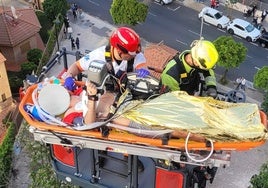 Evacúan con una escalera a un hombre en parada cardiorrespiratoria desde un undécimo piso en Valencia