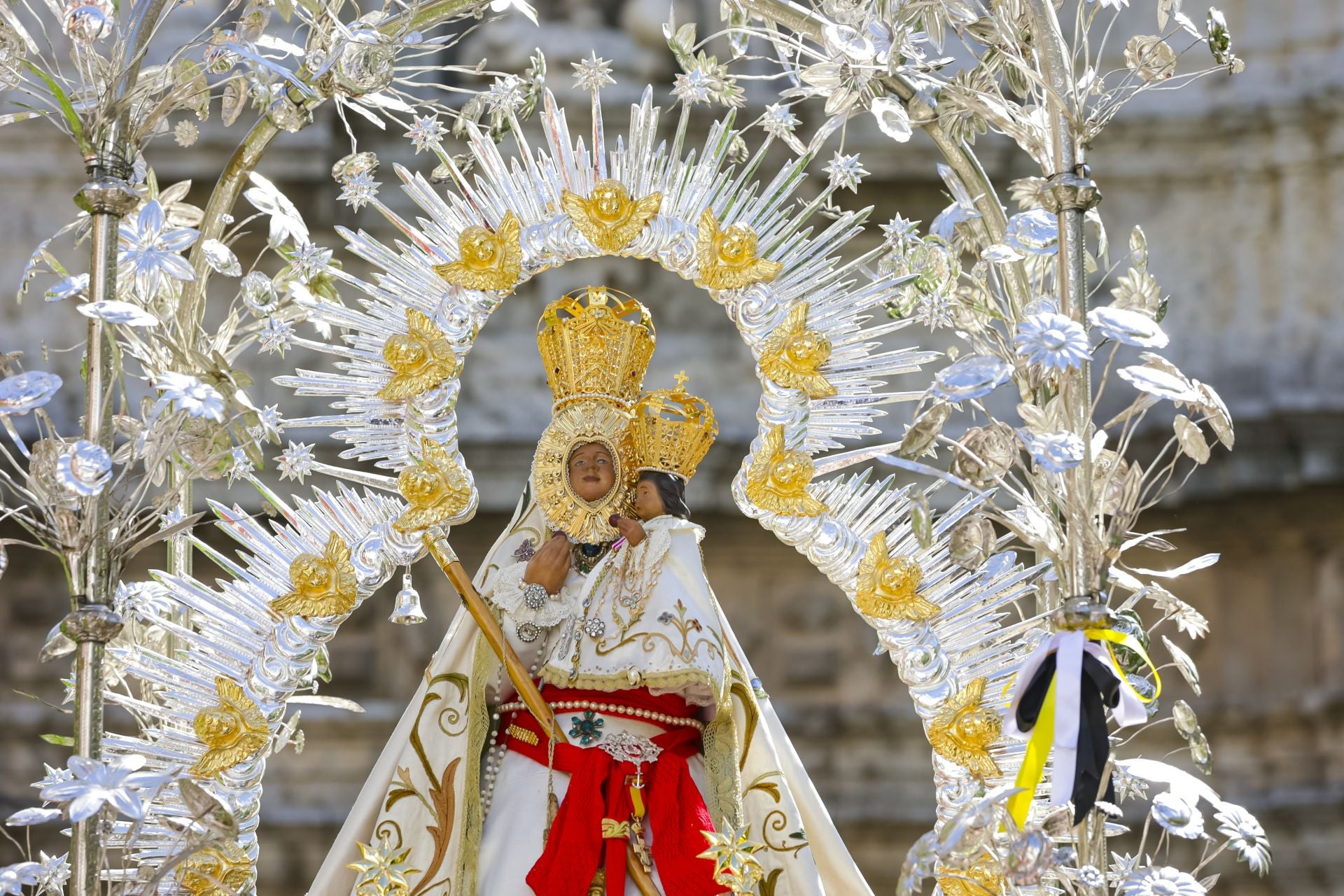 La festiva procesión de la Virgen de la Cabeza por Córdoba, en imágenes