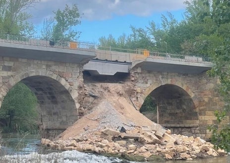 Imagen secundaria 1 - Desde el Ayuntamiento de San Esteban de Gormaz denuncian que el puente presenta varios puntos en «muy mal estado» y que lo que se cayó hace dos meses «sigue caído»