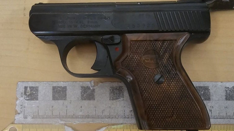 Un hombre encañona con una pistola a pasajeros del Metro de Madrid en el vestíbulo y un convoy