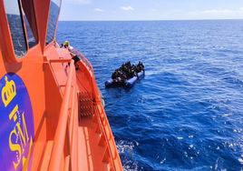 Rescatadas dos neumáticas con un total de 90 migrantes a unos 66 kilómetros de Lanzarote