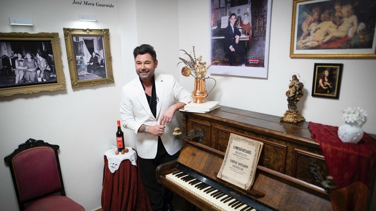 El cantaor, con algunos objetos del poeta granadino que ahora vuelven a la que fue su casa