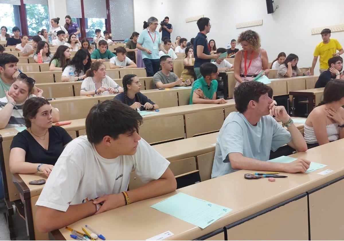 Estudiantes el primer día de la Selectividad 2024 en una facultad de la Universidad de Sevilla