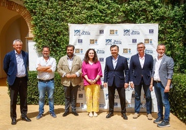 Foto de familia antes de empezar el debate en la sede de la UPO en Carmona