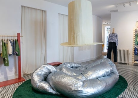 Imagen secundaria 1 - La 'pop up' de Bobo Choses en Madrid