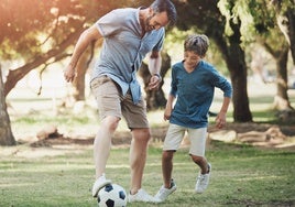 Cinco razones por las que deberías dejar que tu hijo juegue al balón cada día