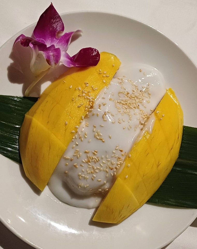 Postre 'khao niao mamuang' (más conocido como 'sticky rice') con mango y arroz glutinoso con leche de coco