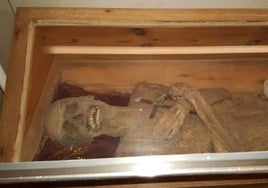 Resuelto el misterio de la momia de un vicario austriaco: lo embalsamaron metiéndole trozos de madera y tela por el ano