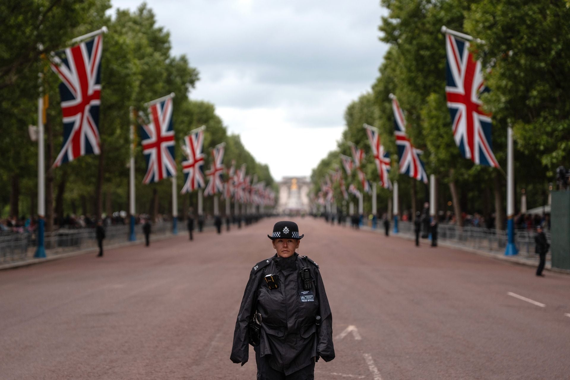 Agentes de policía custodian The Mall antes de una procesión militar en el centro de Londres