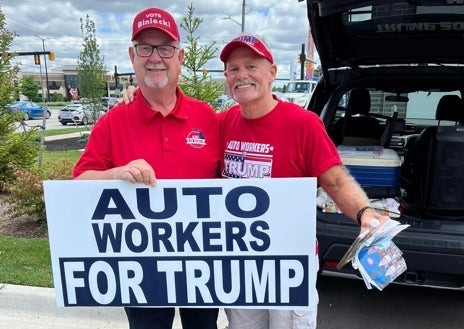 Imagen secundaria 1 - En Detroit, el corazón de la industria del automóvil de Estados Unidos, sus trabajadores confían en que los aranceles de Trump sirvan para revivir una industria en declive