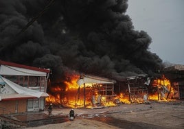 Los bomberos trabajan en el mercado de Barabashovo, afectado por un ataque con drones rusos, en medio de la ofensiva de Rusia contra Ucrania, en Járkov