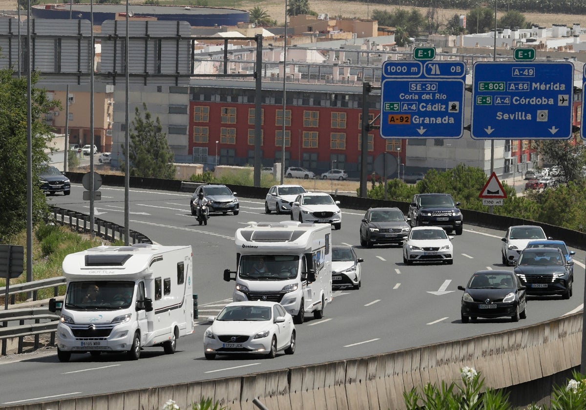 Imagen de varios vehículos por la carretera