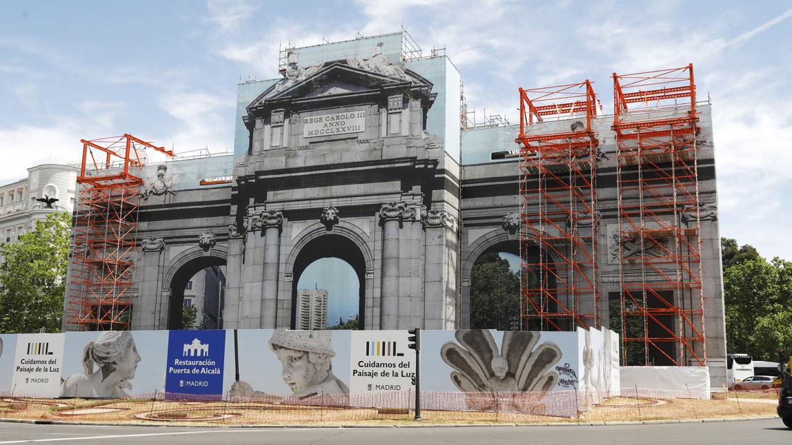 La Puerta de Alcalá, cubierta por una lona que replica el monumento, durante los trabajos.