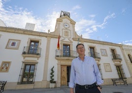 Dimite la interventora y colapsa el Ayuntamiento de Burguillos: sin nóminas ni servicio de ayuda a domicilio