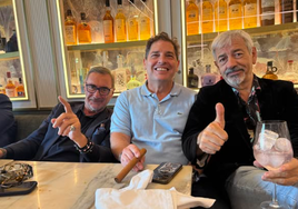 Carlos Sobera y Carlos Herrera de preferia en un restaurante de Dos Hermanas