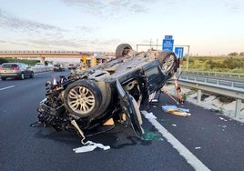 Evacuado grave al Virgen del Rocío de Sevilla el conductor de un todoterreno que volcó en la mediana de la A-49