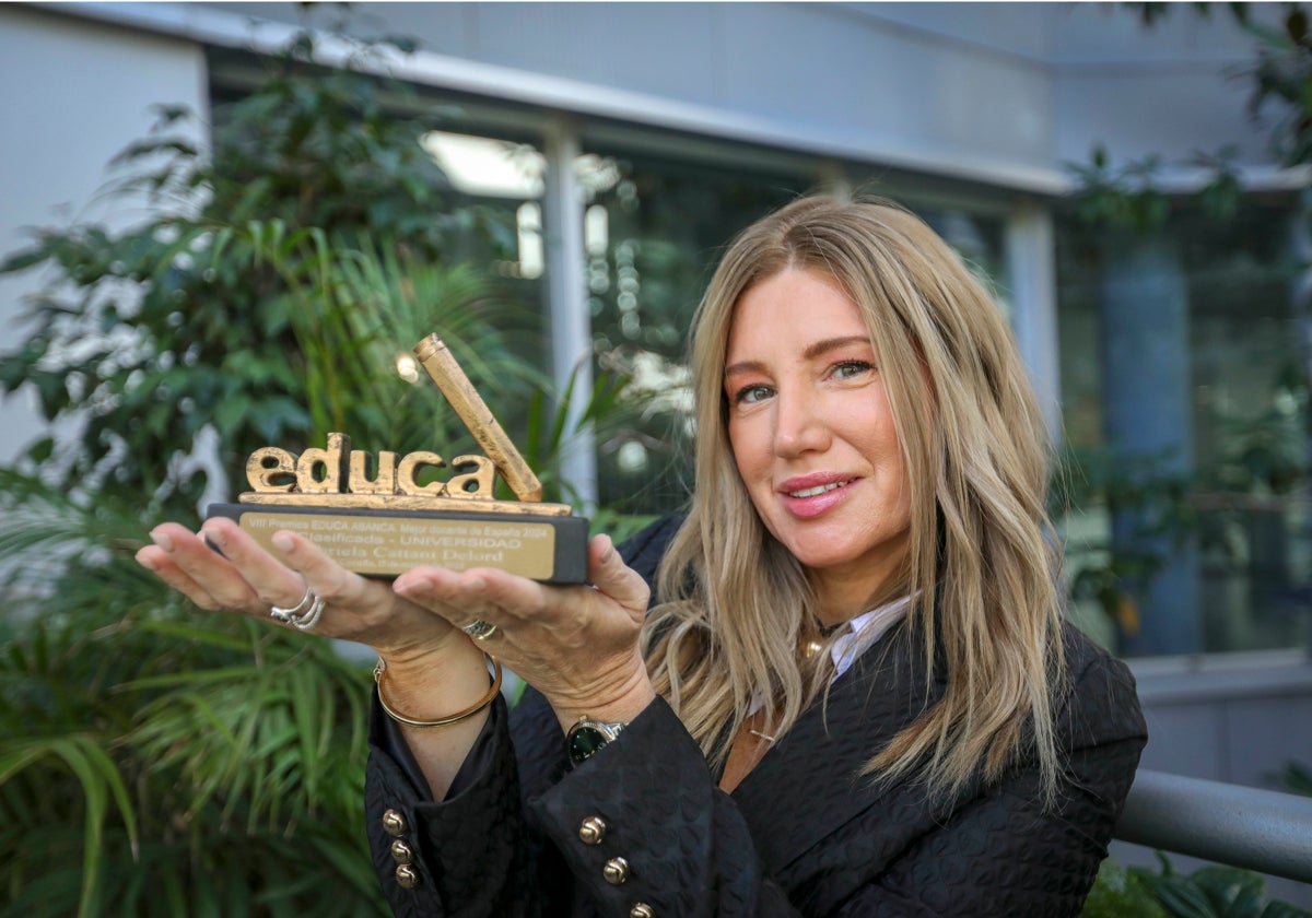 Gabriela Delord con su premio en la Facultad de Ciencias de la Educación, donde es profesora interina
