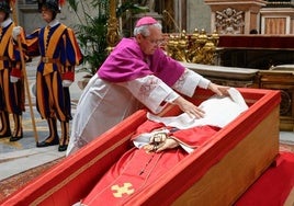 La tradición vaticana que explica por qué el ataúd del Papa contiene 21 monedas