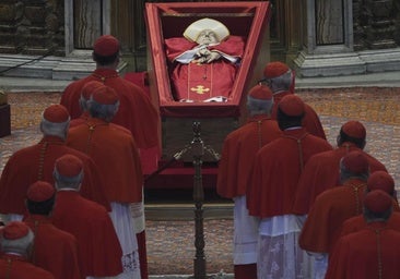 Los cardenales empiezan a perfilar al nuevo Papa: «Espero un Cónclave largo»