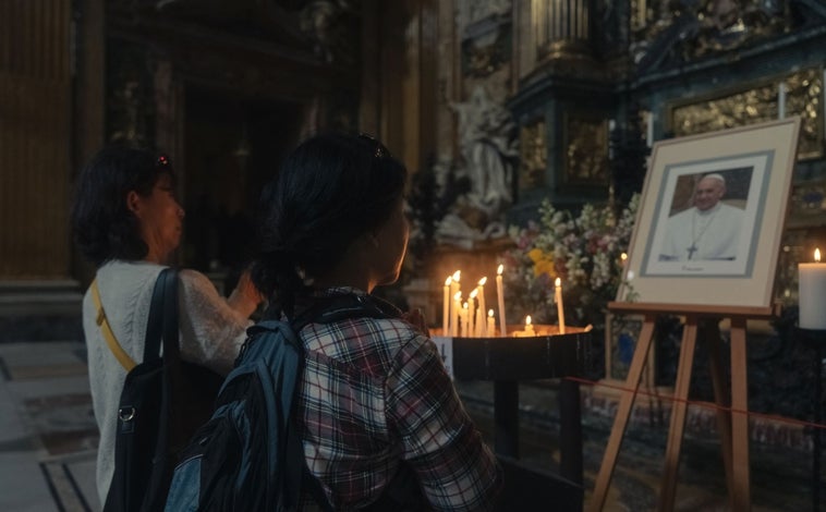 Imagen principal - Detalles y fieles rezando en la iglesia de Gesù en Roma
