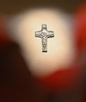 Imagen secundaria 2 - Arriba, los cardenales presentan sus respetos ante la tumba del Papa; abajo, izquierda, la llegada a Santa María la Mayor; abajo, derecha, detalle de Santa María la Mayor