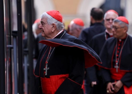 Imagen secundaria 1 - Arriba, los cardenales presentan sus respetos ante la tumba del Papa; abajo, izquierda, la llegada a Santa María la Mayor; abajo, derecha, detalle de Santa María la Mayor