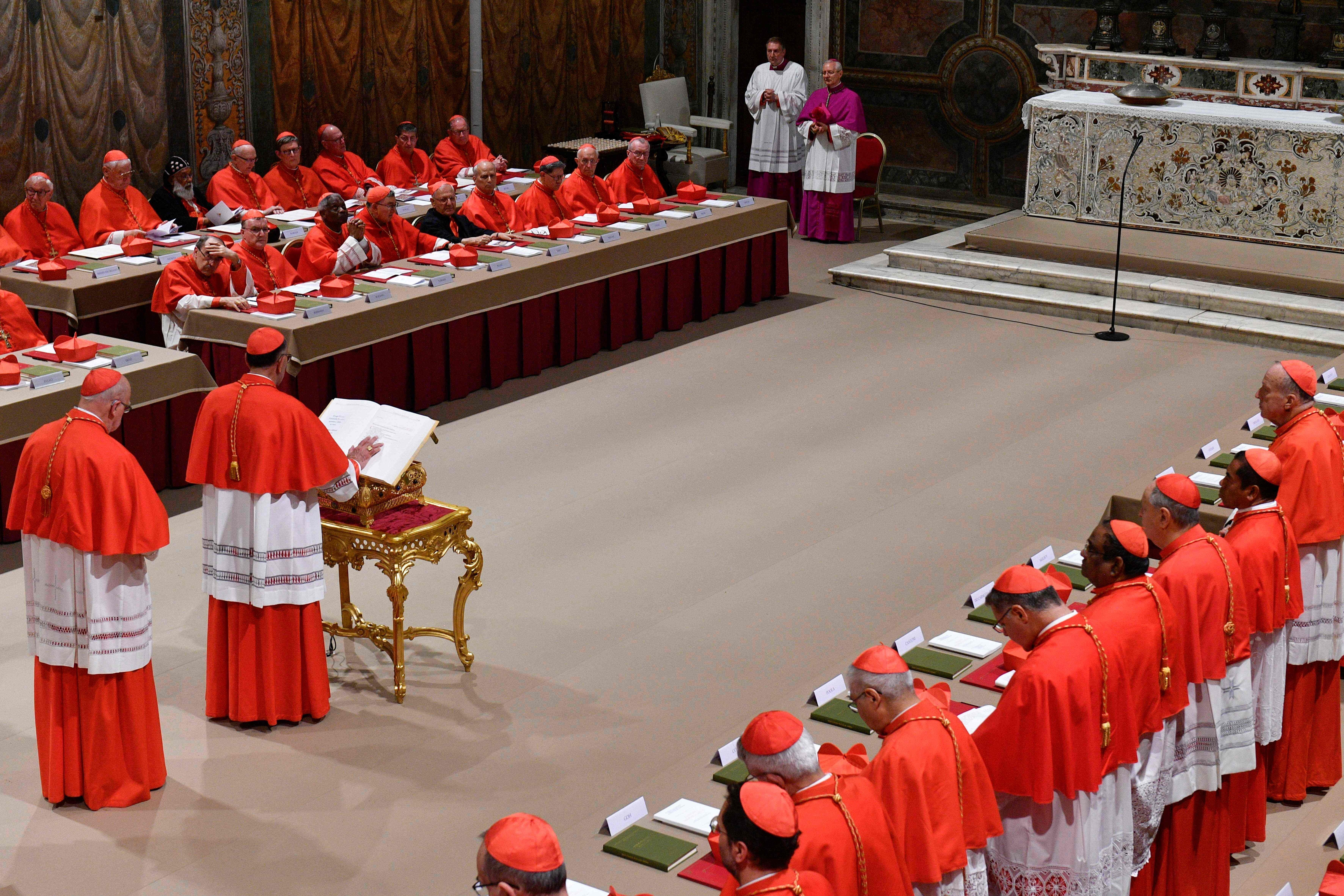 Los purpurados juran sobre los Evangelios antes de comenzar el cónclave