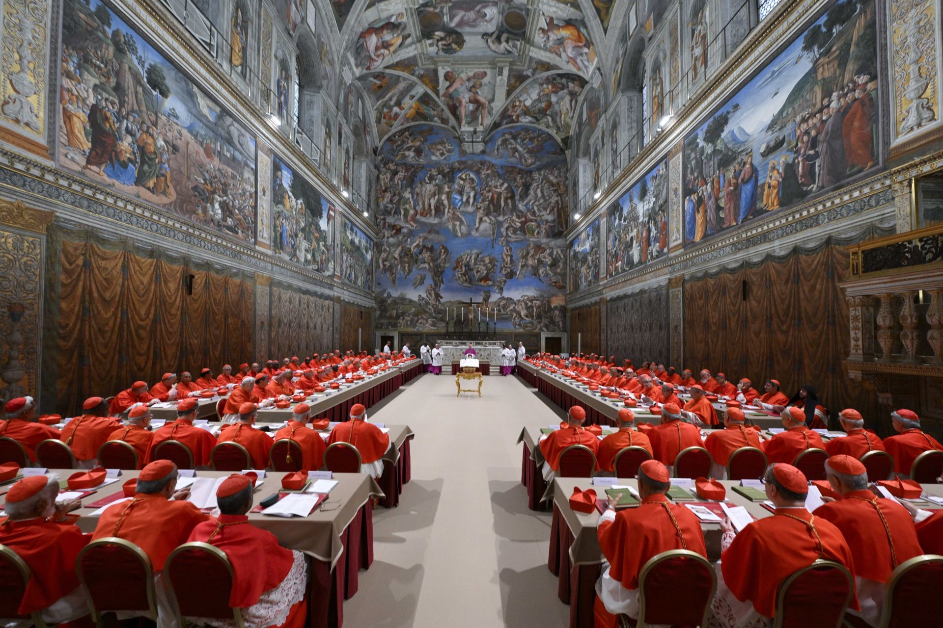 Los Cardenales en la Capilla Sixtina del Vaticano para iniciar el cónclave.