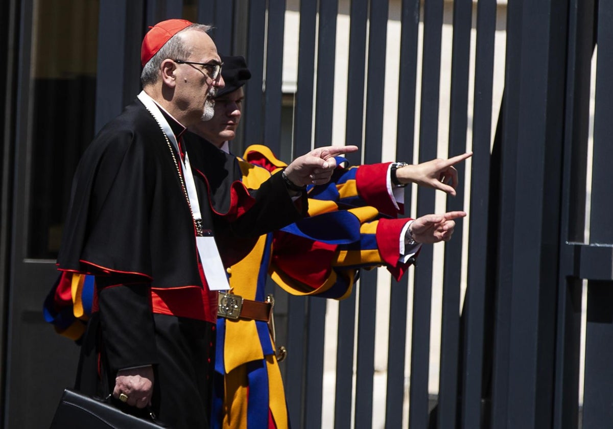 El cardenal italiano y patriarca latino de Jerusalén, Pierbattista Pizzaballa, parte hacia la séptima reunión de la Congregación General de Cardenales, en la Ciudad del Vaticano