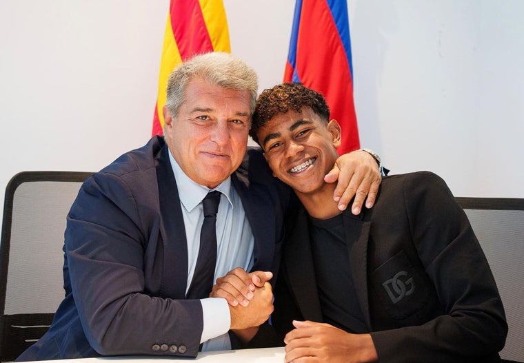 Lamine Yamal junto a Joan Laporta tras firmar su contrato con el Barça